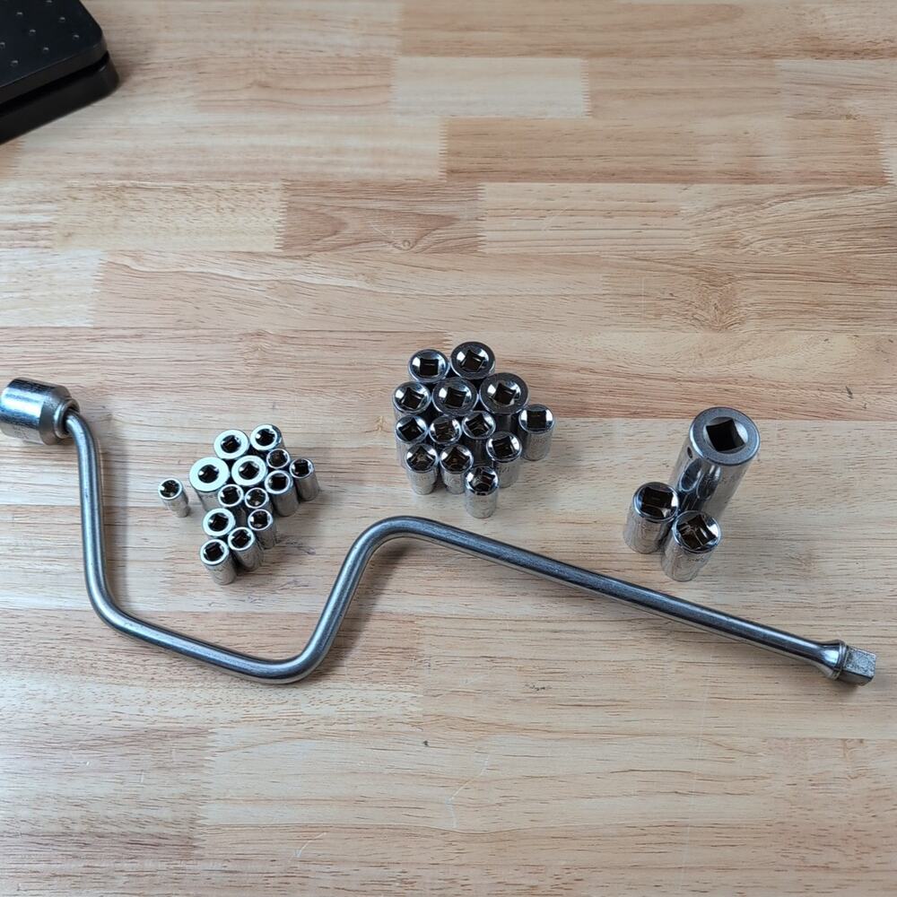 CRESCENT 31 Piece 6&12 Point 1/4, 3/8, 1/2 Sockets Lot W/ 1/2" Speed Wrench